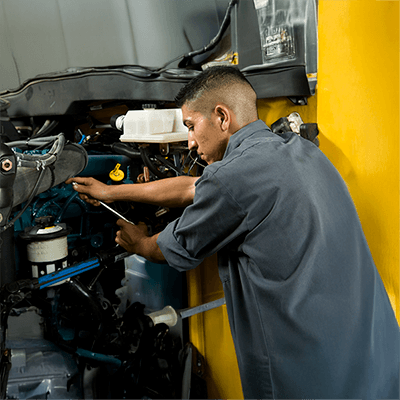 Técnico de mantenimiento trabajando en un camión